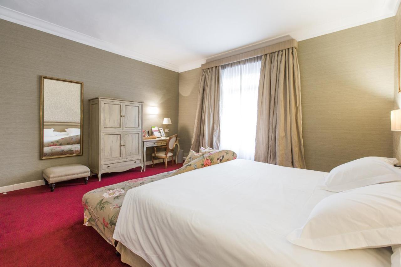 Hotel Carlton Bilbao Exterior foto A room at the hotel